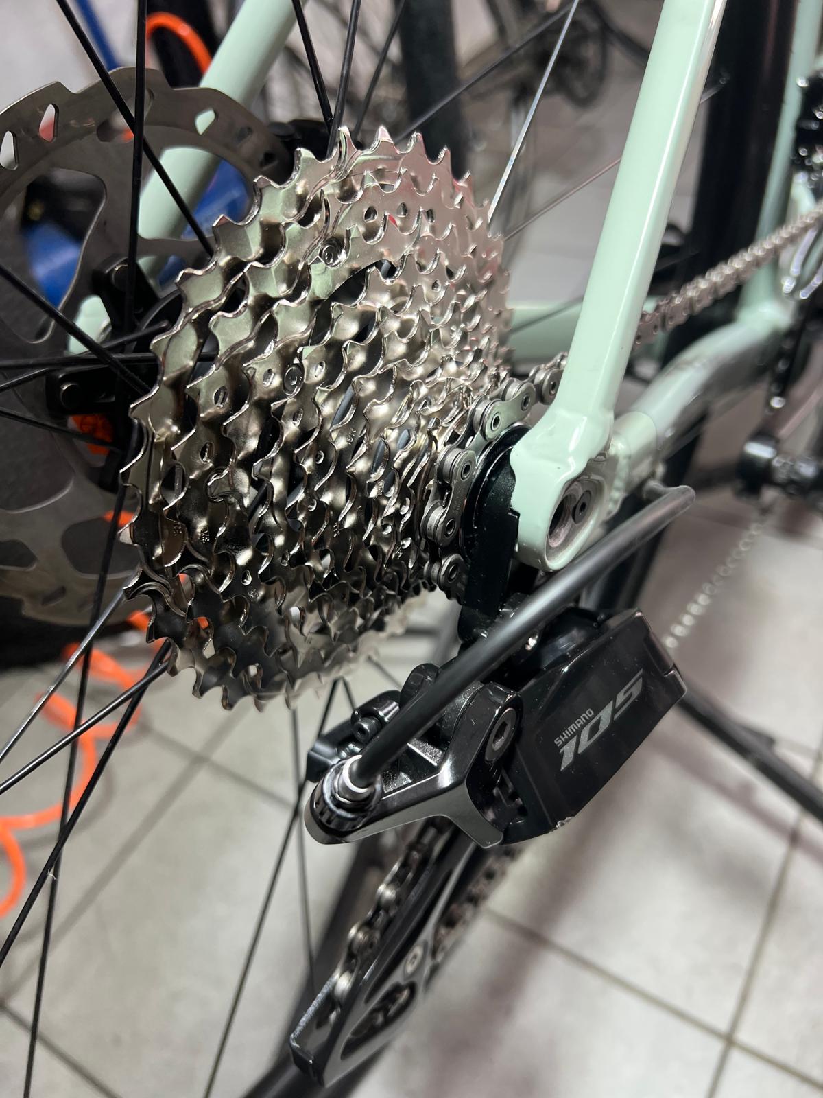Saubere, glänzende Fahrradkassette und Schaltwerk nach Fahrradinspektion inklusive Komplettreinigung bei Bike Shop Friesen in Berlin-Kreuzberg