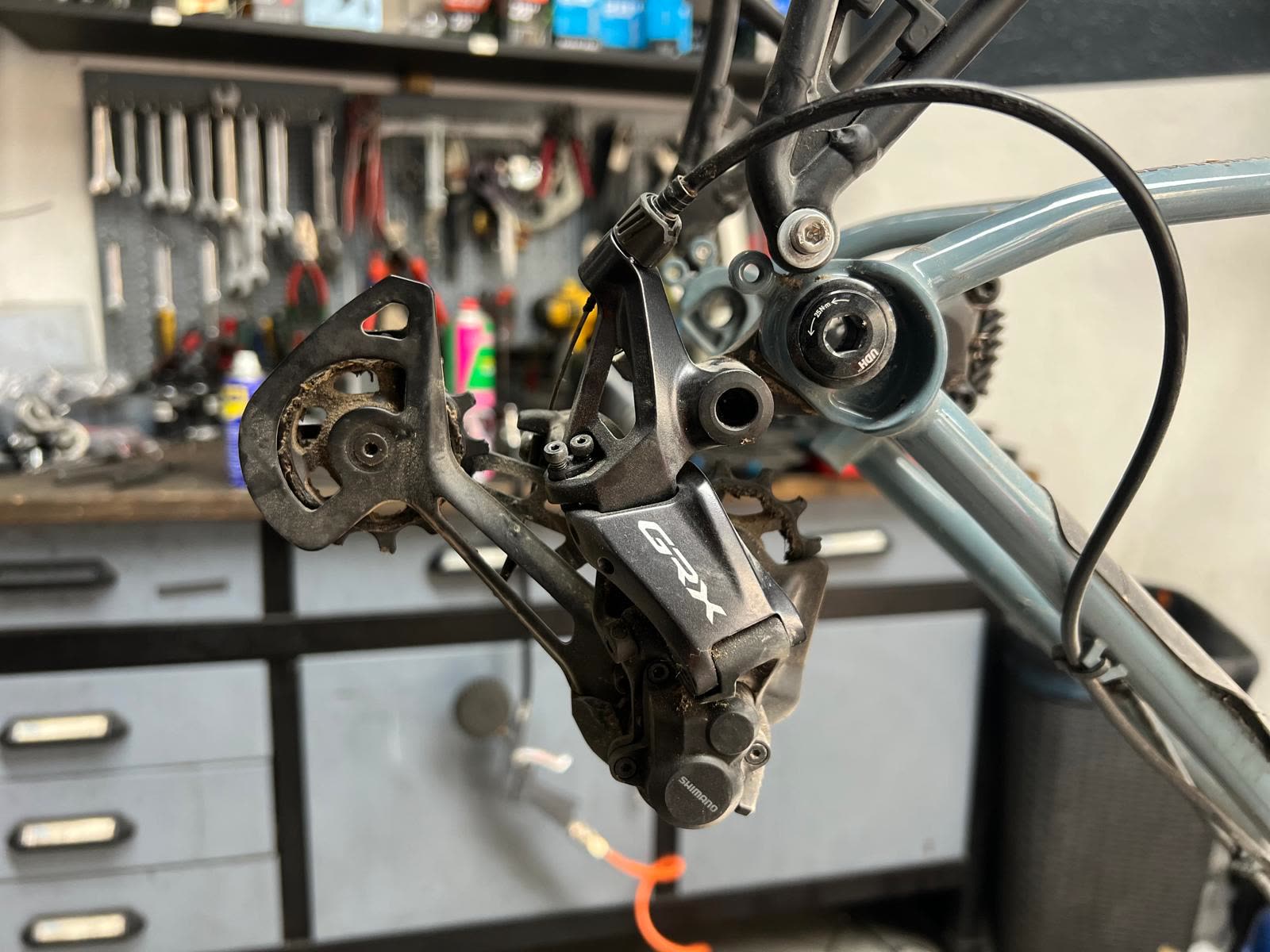 Verschmutztes Shimano GRX Schaltwerk vor der Reinigung — BikeShop Friesen Werkstatt Berlin