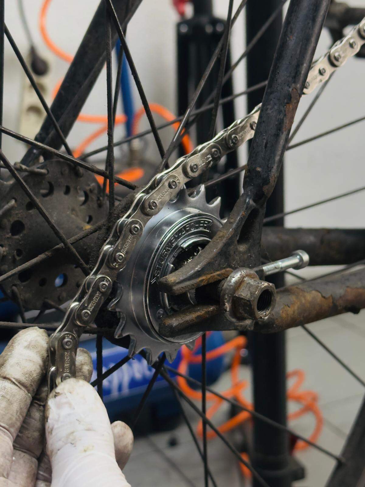 Kette & Kassette wechseln Berlin-Kreuzberg | BikeShop Friesen Neue Kette und neues Ritzel werden verbaut in der Fahrradwerkstatt BikeShop Friesen Berlin-Kreuzberg — Kette und Kassette wechseln