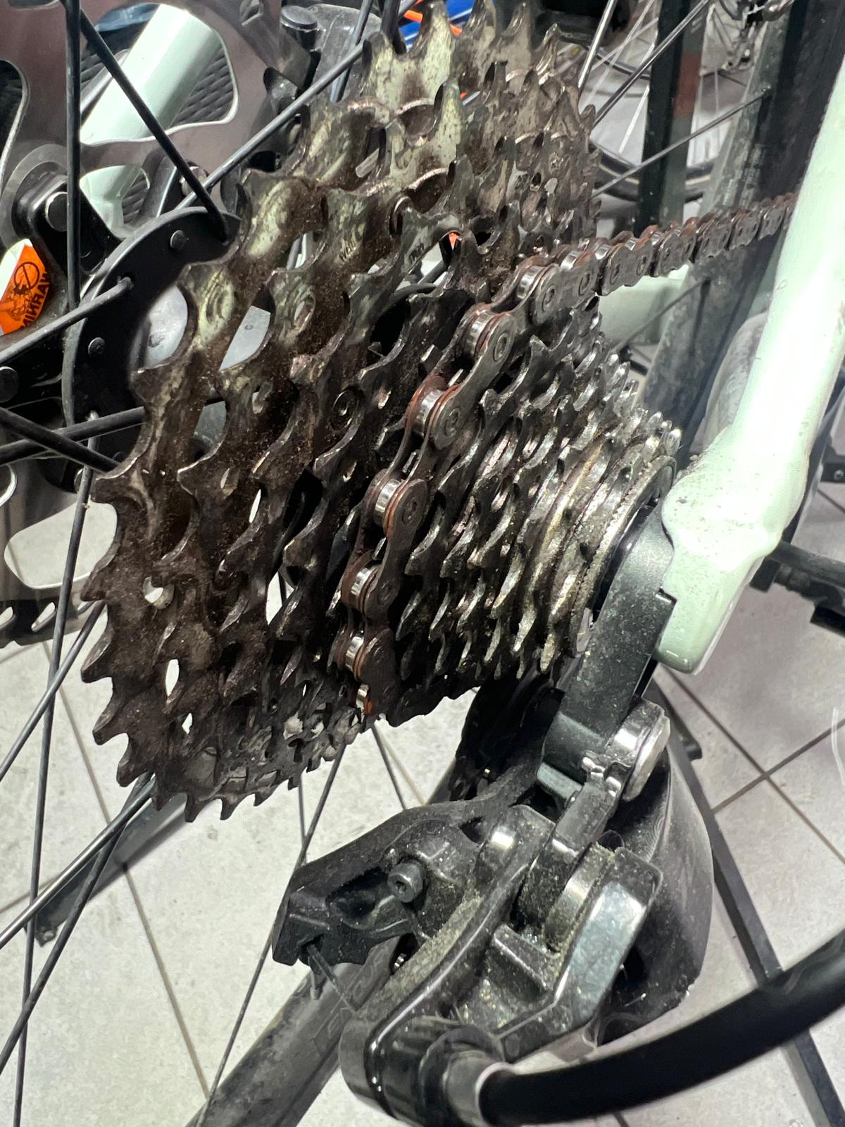 Verschmutzte Fahrradkassette und Kette vor der Fahrradinspektion mit Komplettreinigung in der Fahrradwerkstatt Berlin-Kreuzberg