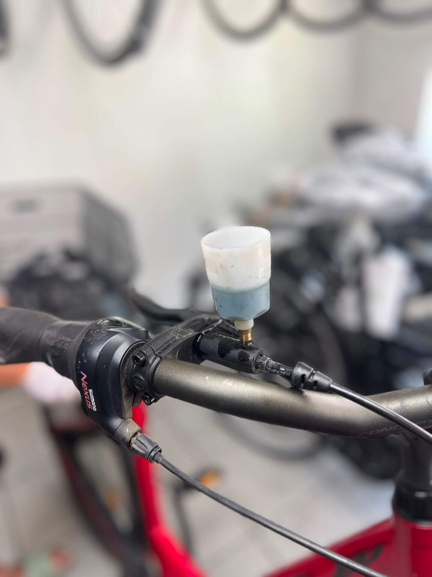 Bremsflüssigkeit wechseln | Hydraulische Bremsen | BikeShop Friesen Berlin Neue Bremsflüssigkeit beim Entlüften hydraulischer Bremsen — BikeShop Friesen Werkstatt Kreuzberg