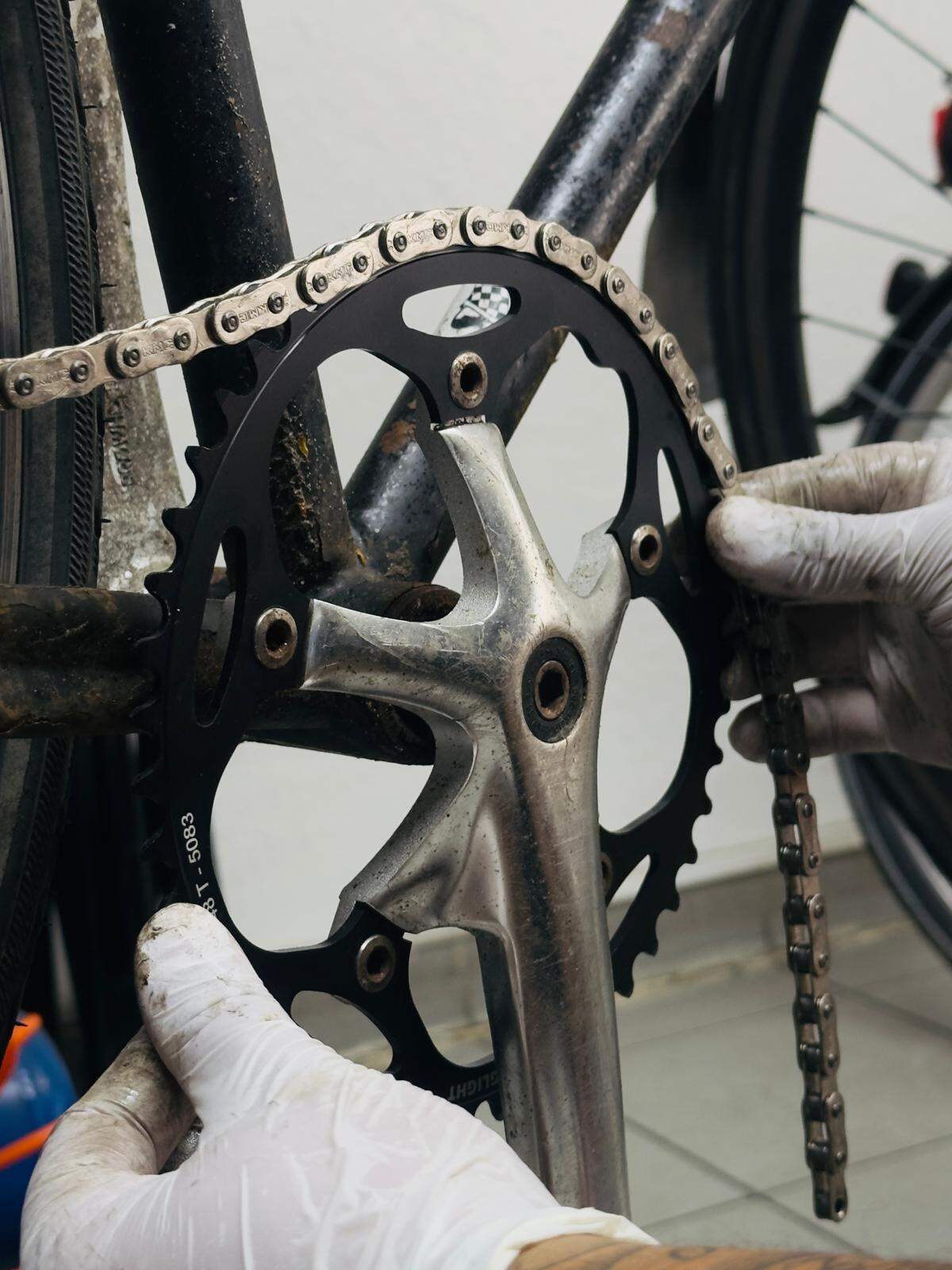 Kettenblatt und Kette bei der Reparatur in der Fahrradwerkstatt BikeShop Friesen Berlin-Kreuzberg — professionelle Fahrradreparatur für alle Fahrradtypen