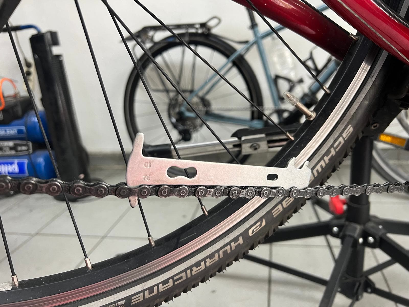 Kettenverschleiß prüfen | BikeShop Friesen Werkstatt Berlin Fahrradkette mit Verschleißlehre messen — BikeShop Friesen Werkstatt Berlin-Kreuzberg