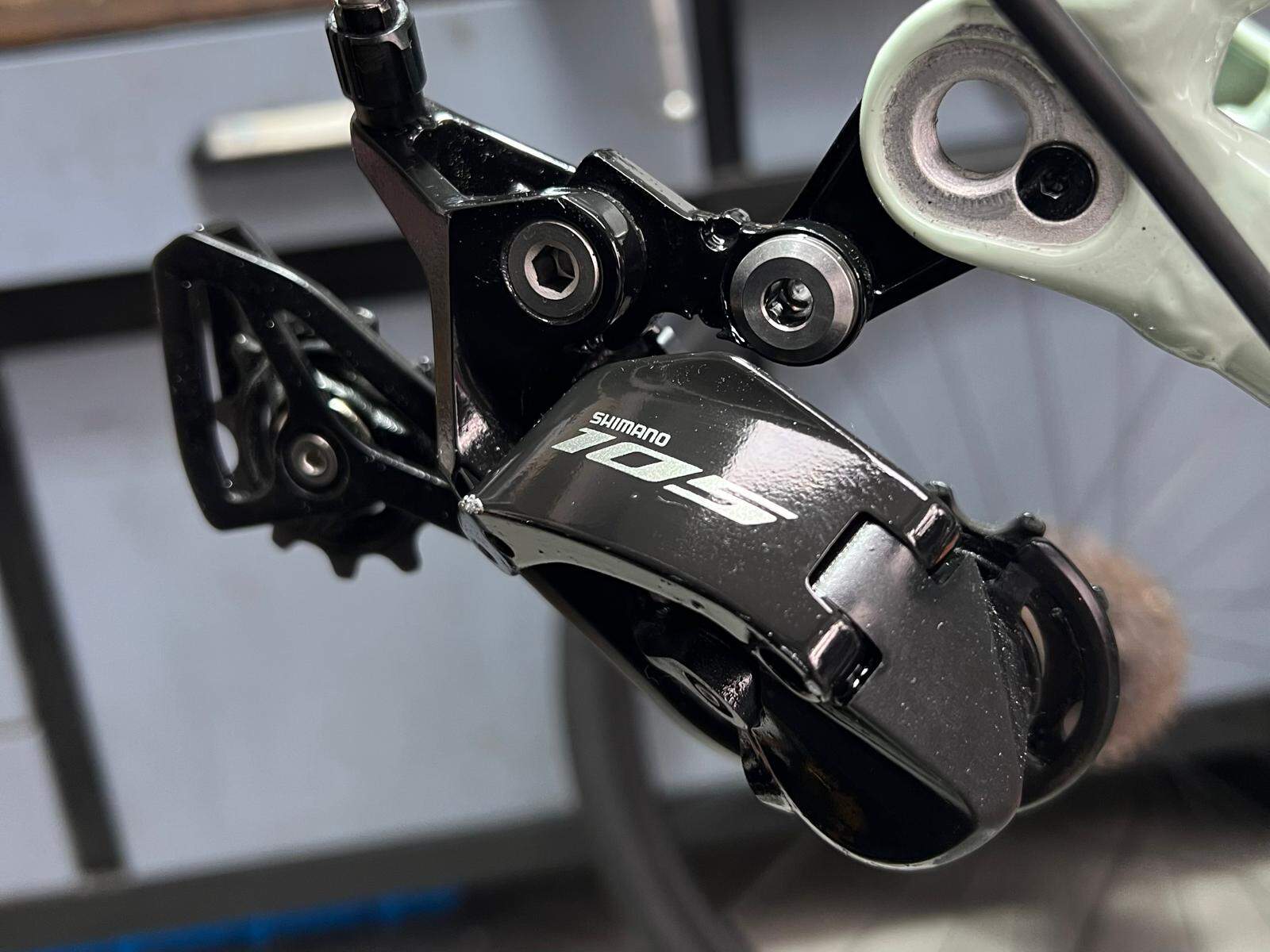 Schaltung einstellen Berlin-Kreuzberg | BikeShop Friesen Shimano 105 Schaltwerk wird eingestellt in der Fahrradwerkstatt BikeShop Friesen Berlin-Kreuzberg — Schaltung einstellen und indexieren