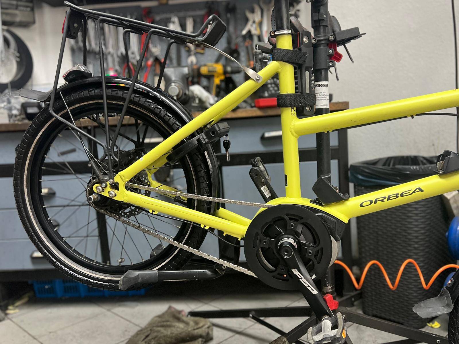 Reifen und Antrieb nach der Inspektion | BikeShop Friesen Werkstatt Berlin Gereinigter Reifen und Antrieb nach der Fahrradinspektion — BikeShop Friesen Werkstatt Berlin