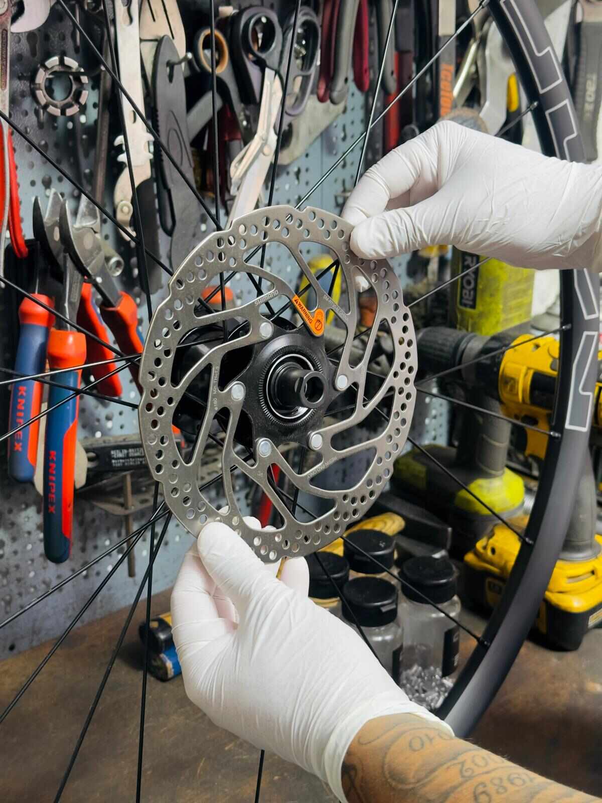 Bremsenservice Berlin-Kreuzberg | BikeShop Friesen Shimano Bremsscheibe beim Bremsenservice in der Fahrradwerkstatt BikeShop Friesen Berlin-Kreuzberg — Bremsen einstellen und Scheibenbremse wechseln