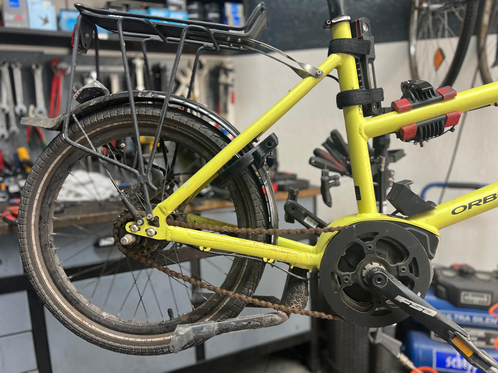 Reifen und Antrieb vor der Inspektion | BikeShop Friesen Werkstatt Berlin Verschmutzter Reifen und Antrieb vor der Fahrradinspektion — BikeShop Friesen Werkstatt Berlin-Kreuzberg