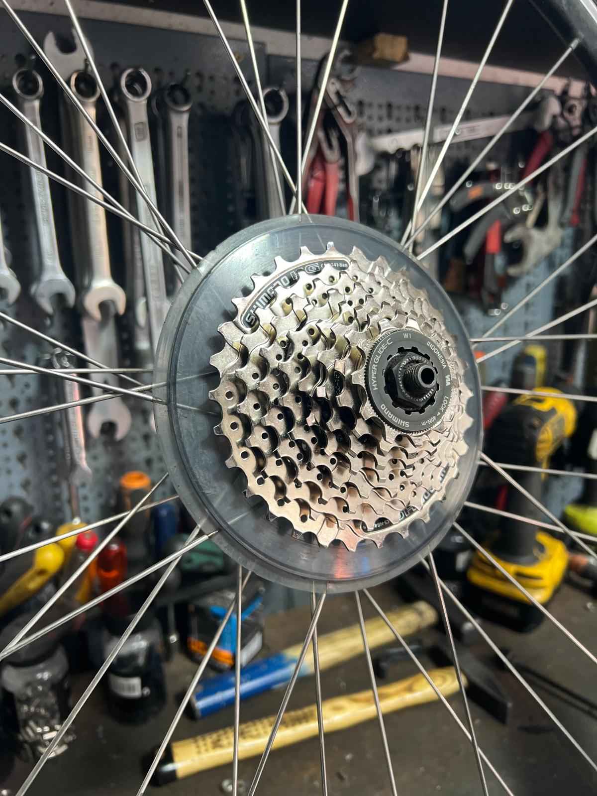 Fahrradwerkstatt von BikeShop Friesen in Berlin Kreuzberg bei der Reparatur eines Fahrrads